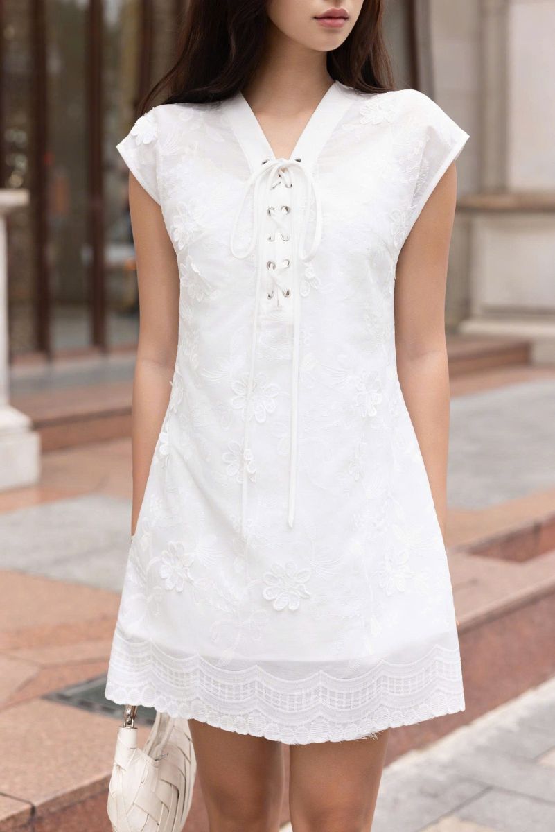 Đầm linen tơ trắng thêu họa tiết 3D LABAVISTA B484
