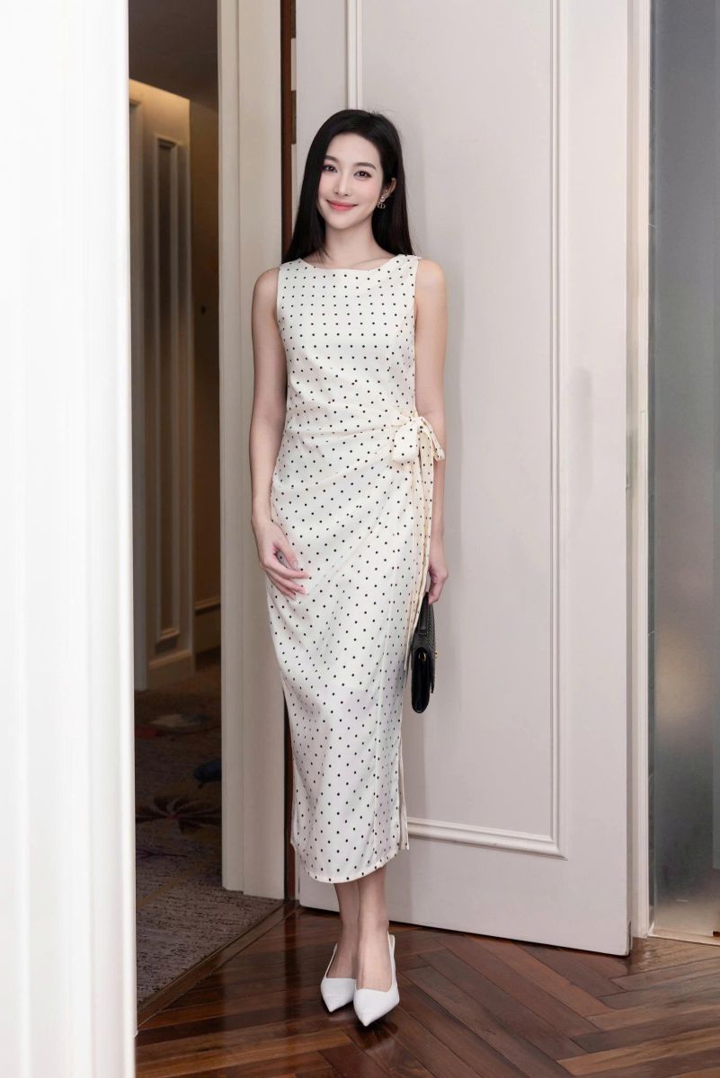Đầm kem chấm bi xếp li và cột nơ một bên eo LABAVISTA B448