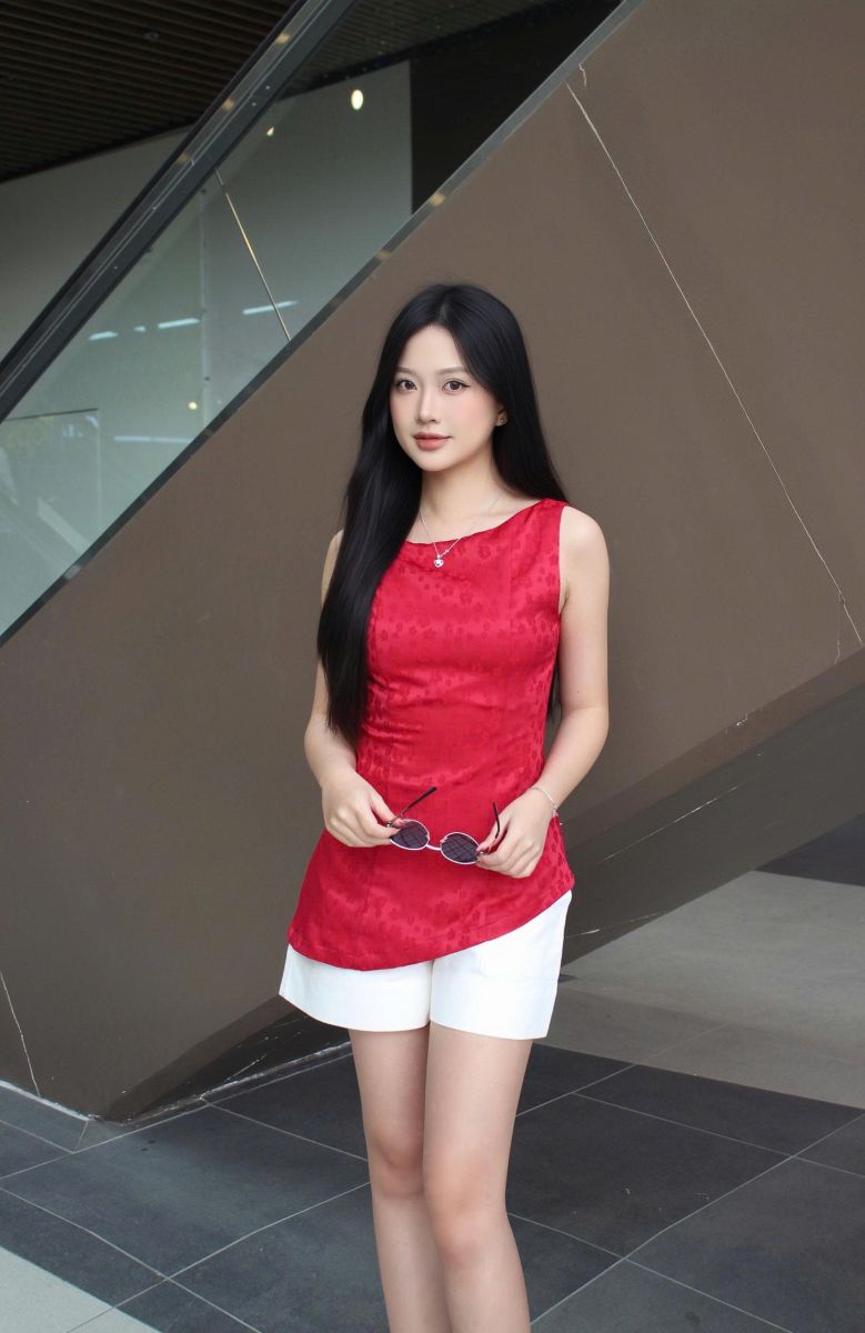 Áo gấm thêu hoa cổ thuyền lai xéo đỏ LABAVISTA B546