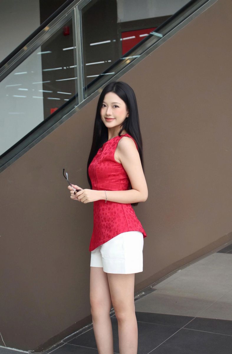 Áo gấm thêu hoa cổ thuyền lai xéo đỏ LABAVISTA B546