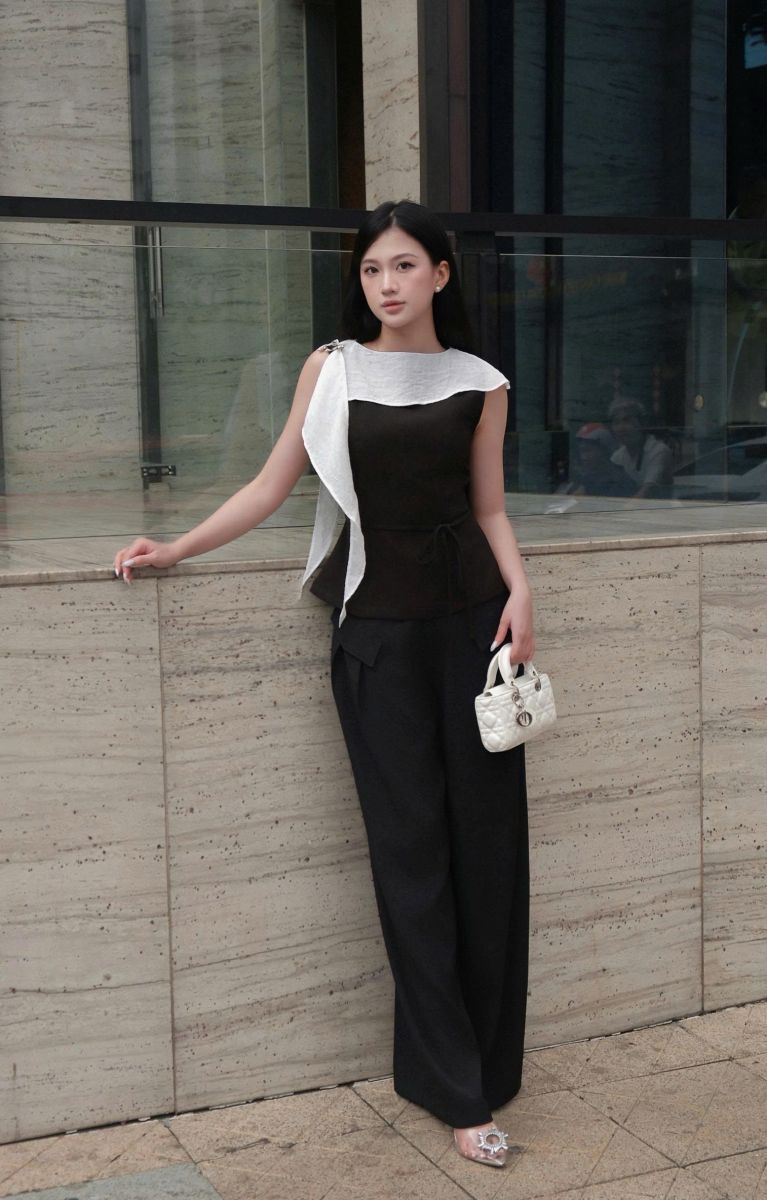 Áo phối bèo cài nơ kim loại màu đen LABAVISTA B586