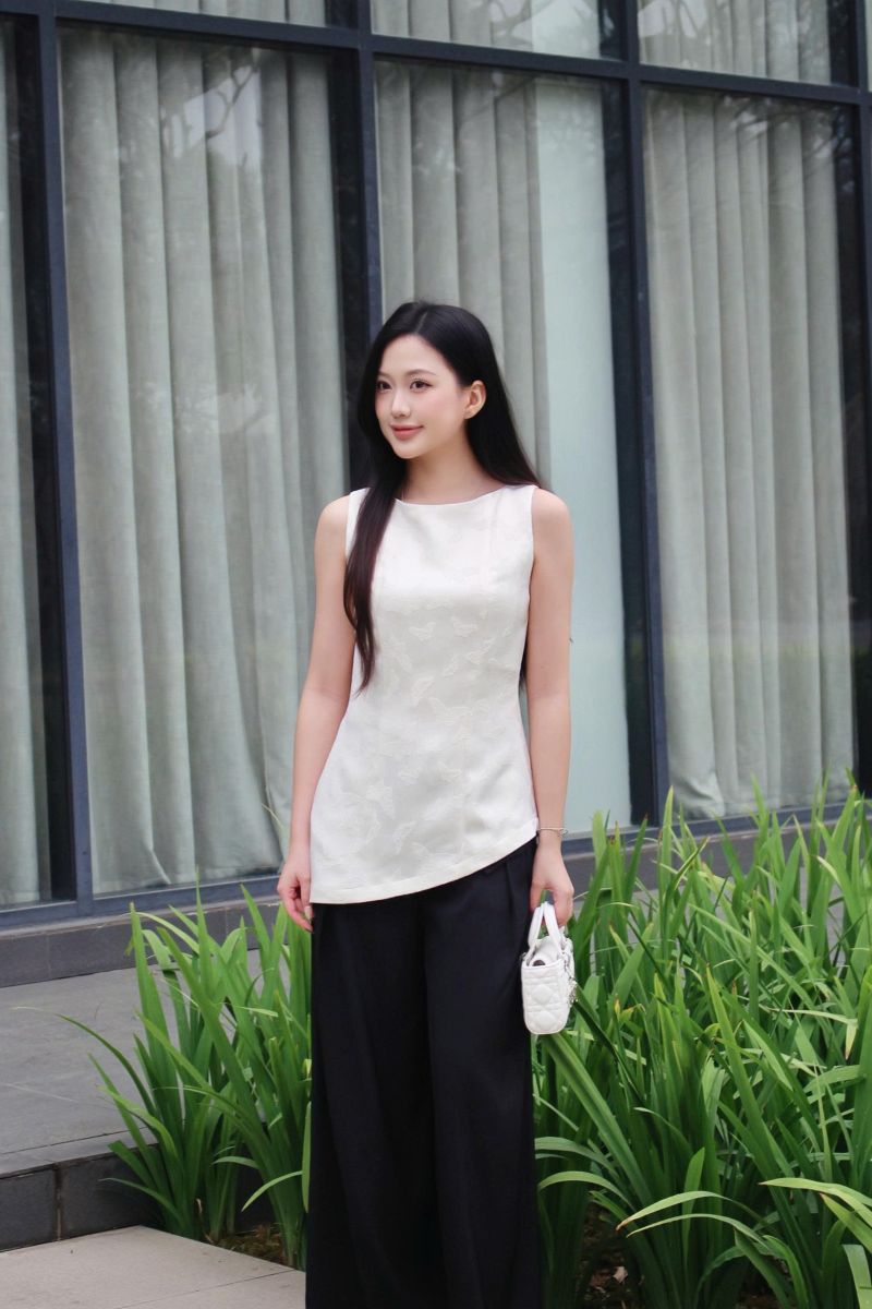 Áo gấm kem thêu họa tiết bướm cổ thuyền lai xéo LABAVISTA B569