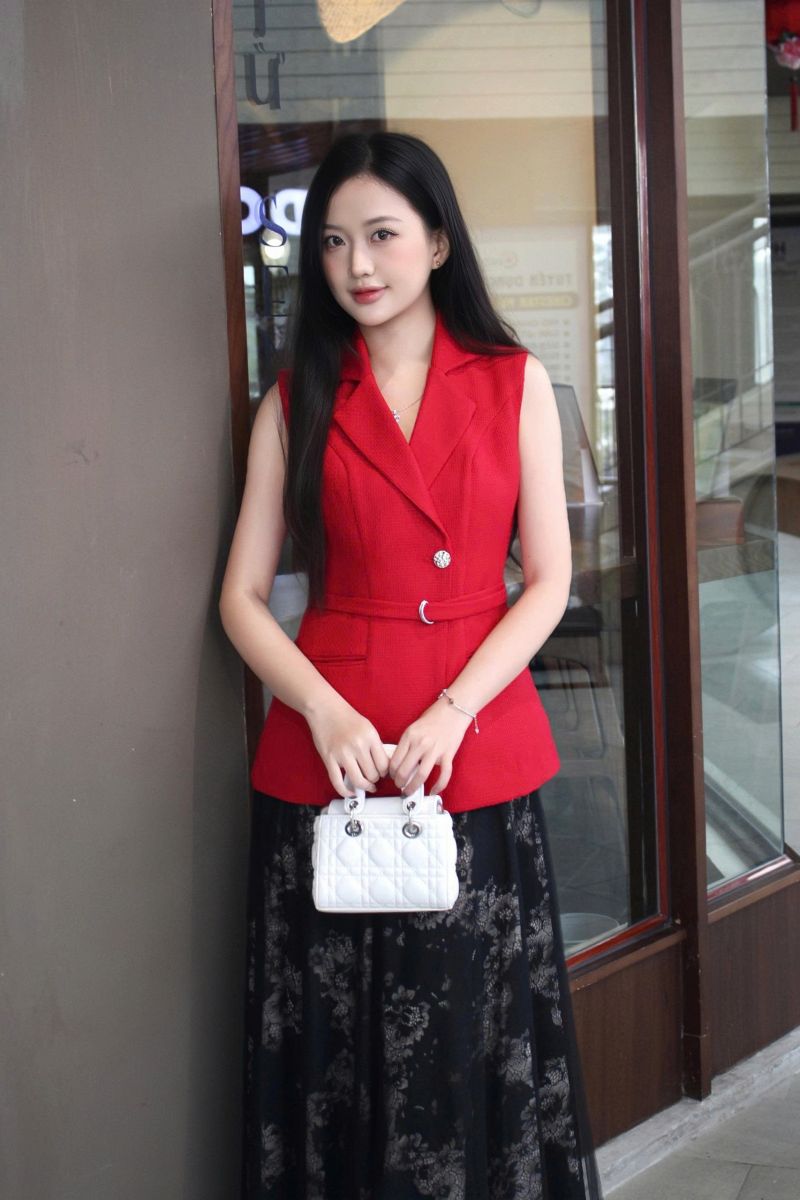 Áo vest đỏ ruby kèm belt và nút kim loại LABAVISTA B565