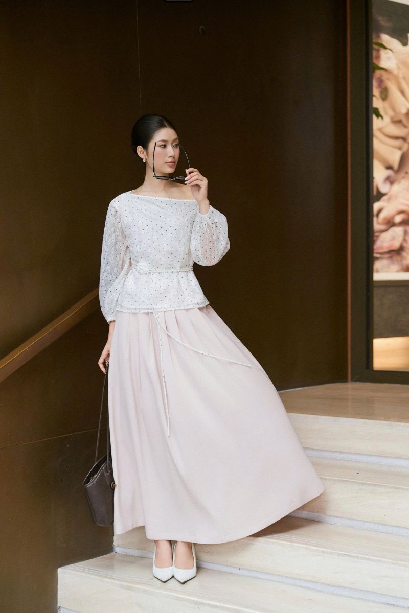 Áo lệch vai hoa bi kèm belt hoa LABAVISTA B628