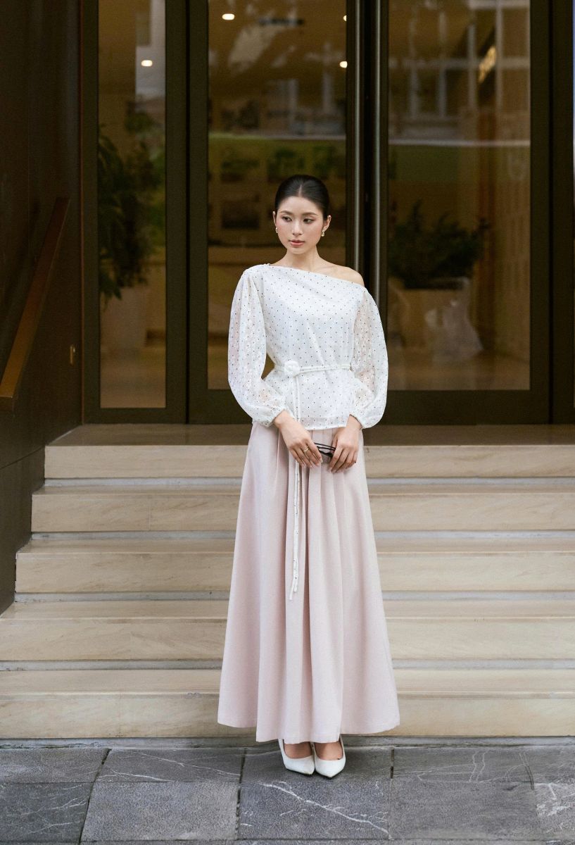 Áo lệch vai hoa bi kèm belt hoa LABAVISTA B628