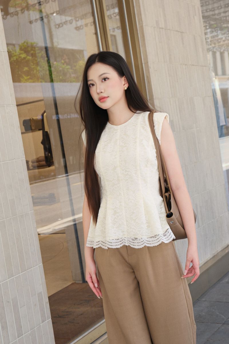 Áo ren kem form peplum có đệm cầu vai, tỉa chân ren tỉ mỉ LABAVISTA B613